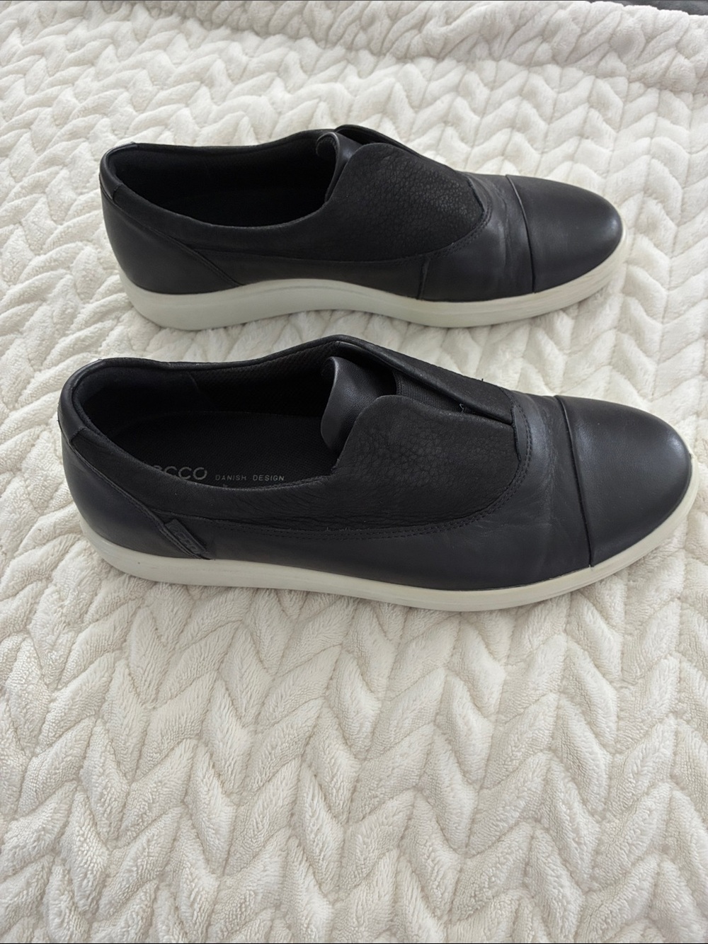 Ecco Black Leather Slip-On Loafers with White Sole Size 39 (8.5) - Picture 5 of 7